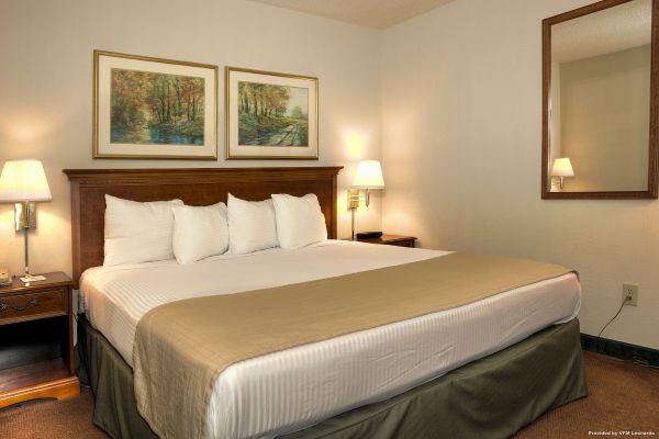 MAGNUSON HOTEL ON THE LAKE-CLARKSVILLE (Clarksville)